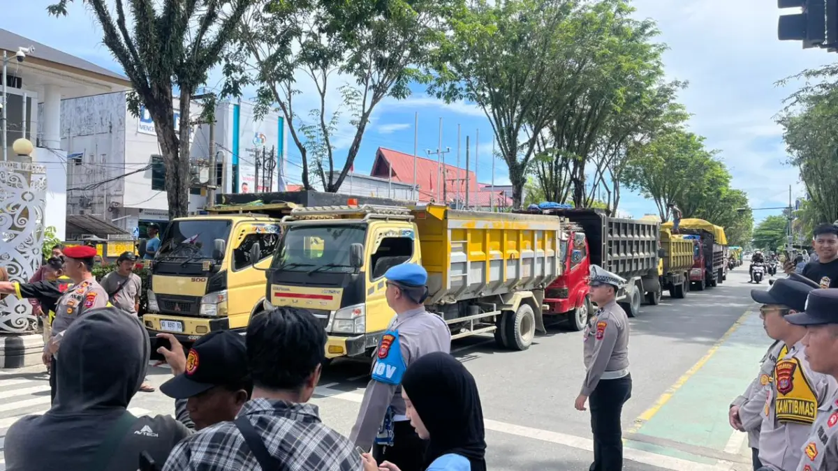 GERAH: Sopir truk menggeruduk DPRD Balikpapan imbas kelangkaan solar. (ANGGI/KP)