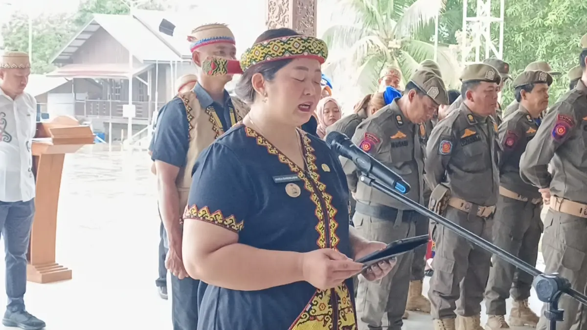 HUJAN: Bupati Angela Idang Belawan saat memimpin upacara peringatan Hari Pendidikan Nasional di Tribun Ujoh Bilang, Senin (4/5). 