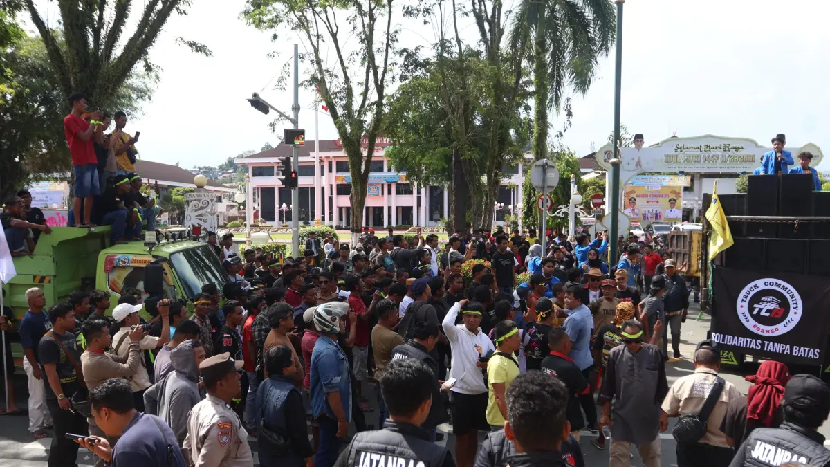 Massa aksi dari PMII Balikpapan saat menyampaikan orasi terkait carut-marut distribusi solar subsidi di depan kantor DPRD. (FOTO: ANGGI PRADITHA/KP)