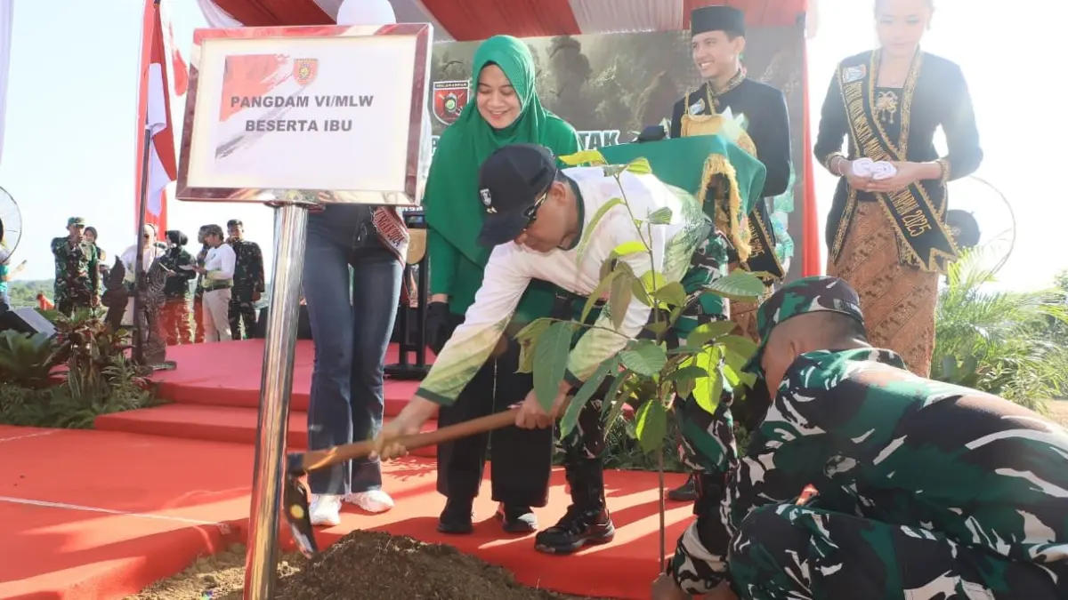 Mayjen Krido Pramono saat menanam pohon.