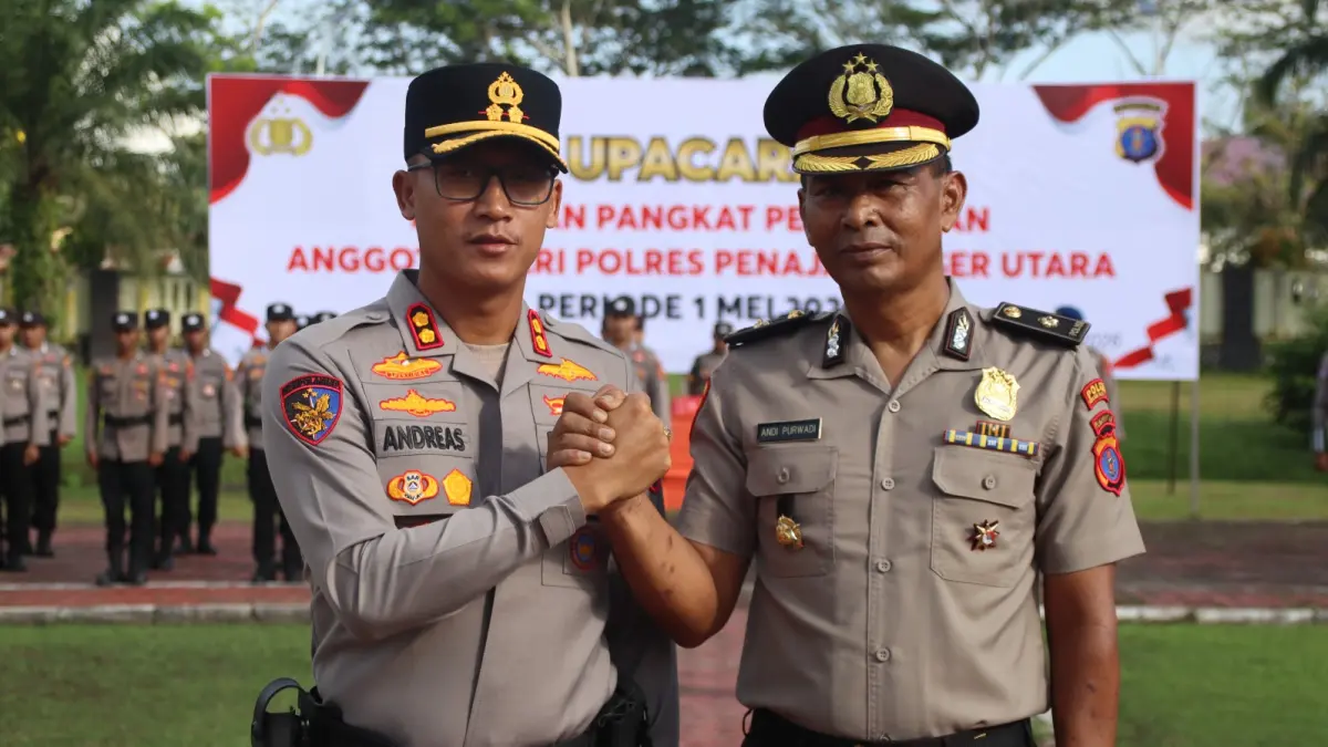 NAIK PANGKAT: Kapolres PPU AKBP Andreas Alek Danantara dan Kompol Andi Purwadi yang naik pangkat jelang purnabakti. (humas polres ppu/kp)