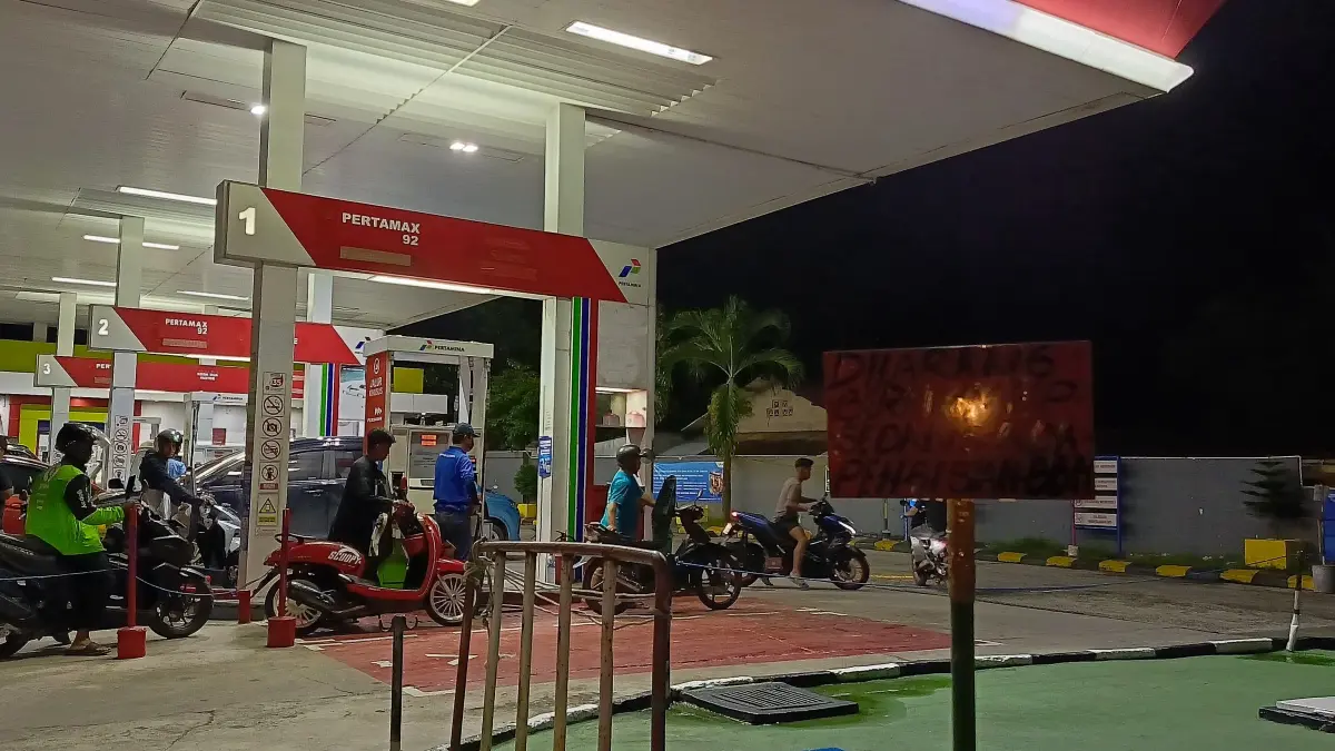 Pengendara mengisi bahan bakar di SPBU. PT Pertamina (Persero) resmi melakukan penyesuaian harga BBM non subsidi per 4 Mei 2026, di mana harga Pertamax Turbo dan Dexlite terpantau melonjak. (Dok.KP)