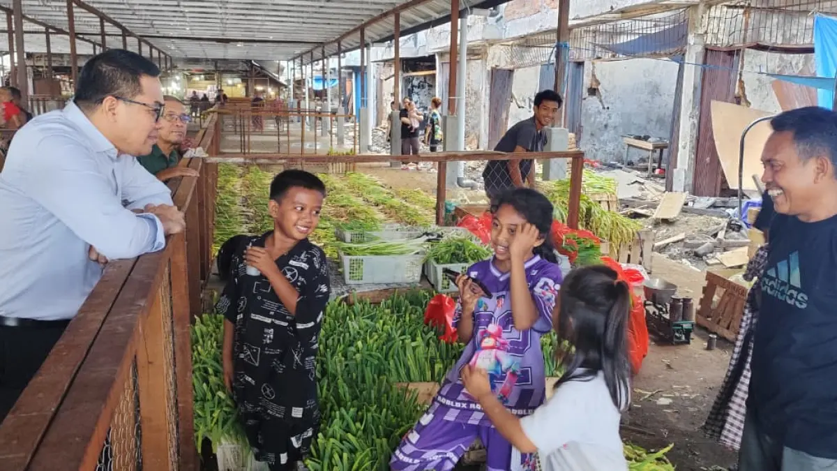 
PERIKSA: Andi Harun (kemeja biru) berbincang dengan anak-anak dan pedagang lapak sayur di pasar Segiri yang sebelumnya terbakar akhir Maret lalu, dalam sidak Senin (4/6). (FOTO DENNY SAPUTRA/KP)&nbsp;