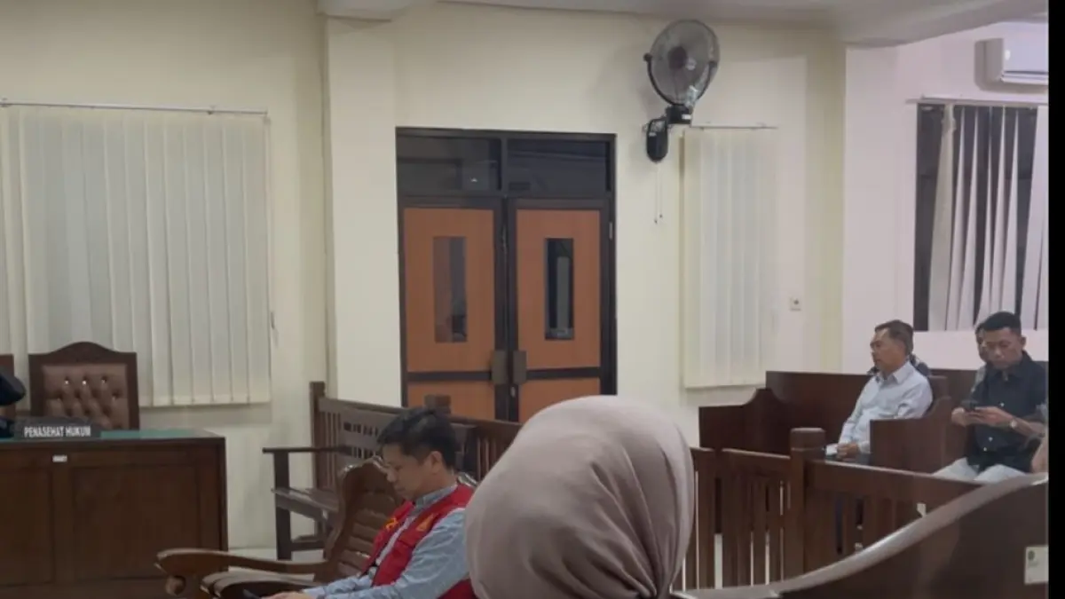 PESAKITAN: Terdakwa Handy Aliansyah (HA) menjalani sidang di Pengadilan Negeri Balikpapan, Senin (4/5)