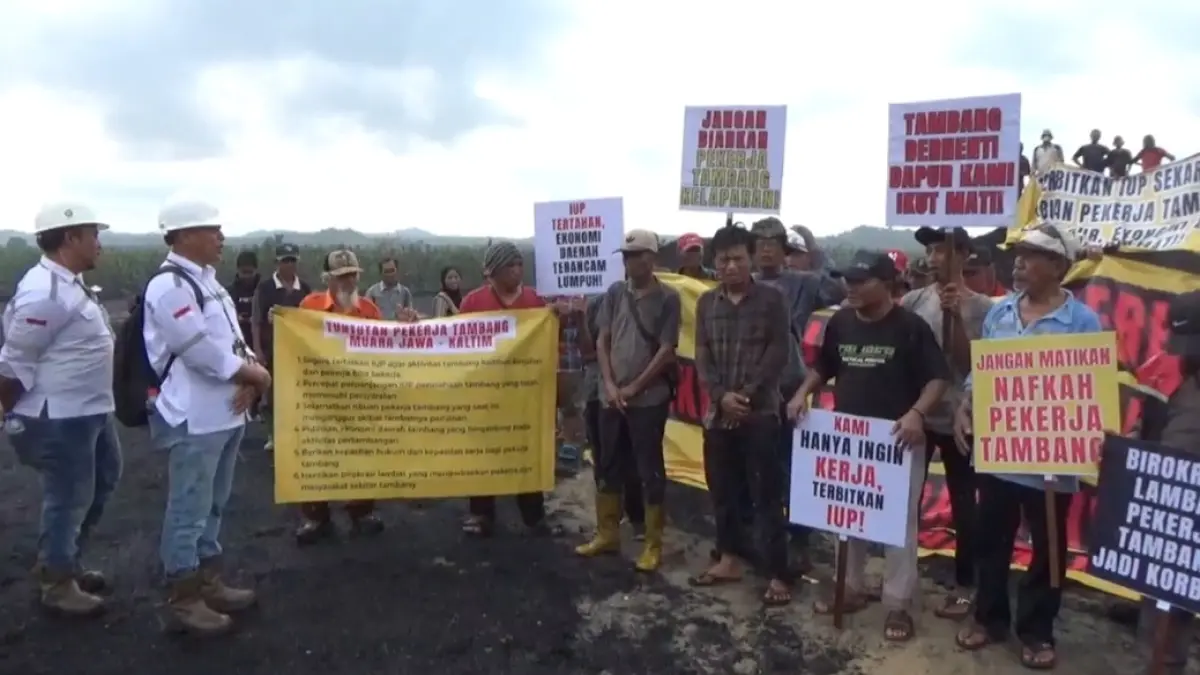 PROTES: Warga menggelar unjuk rasa di jetty milik PT Bintang Prima Energy Pratama (BPEP).