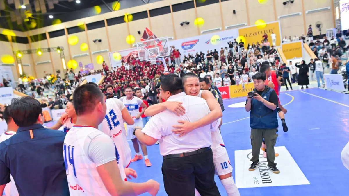 SALING SUPPORT: Sean Jason memeluk Riswin Wizandani saat meraih gelar juara Honda DBL With Kopi Good Day 2026.