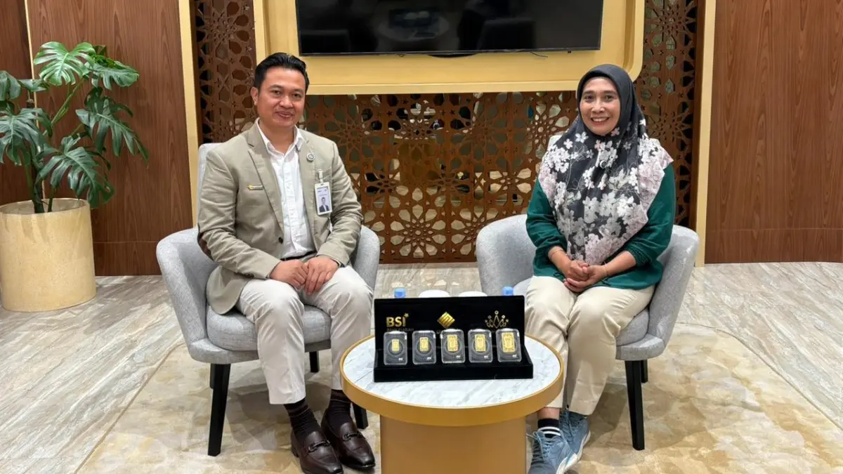 Sefudin Suria Hidayat (kiri) dalam talk show bersama Radio KPFM Balikpapan, Selasa (28/4).