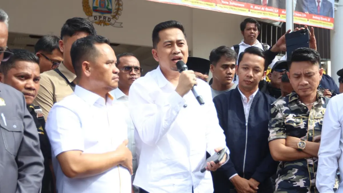 SERAP ASPIRASI: Perwakilan Pertamina Patra Niaga saat menemui massa aksi sopir truk dan PMII di depan kantor DPRD Balikpapan, Senin (4/5).&nbsp;