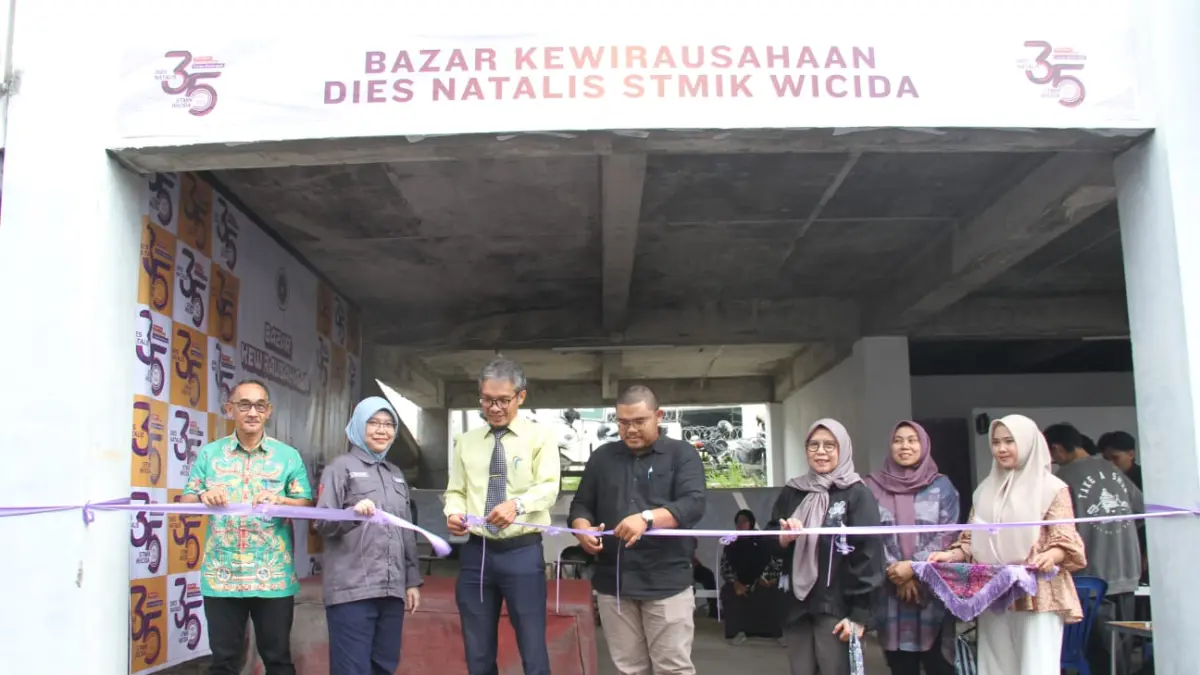 Suasana pemotongan pita sebagai tanda peresmian Bazar Kewirausahaan Dies Natalis STMIK WICIDA Ke-34.