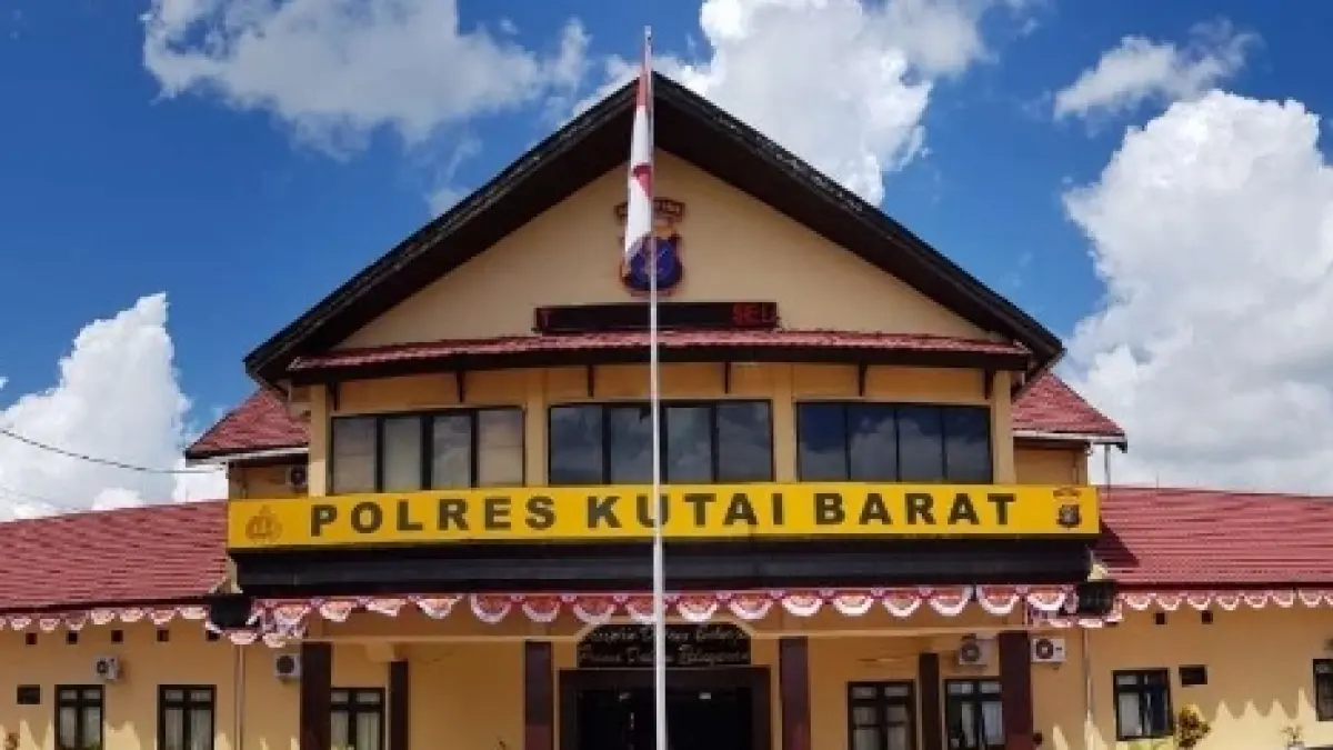 Tampak depan Mapolres Kutai Barat (Kubar) di Sendawar, yang menjadi pusat kegiatan kepolisian dalam rangka HUT Bhayangkara ke-80.