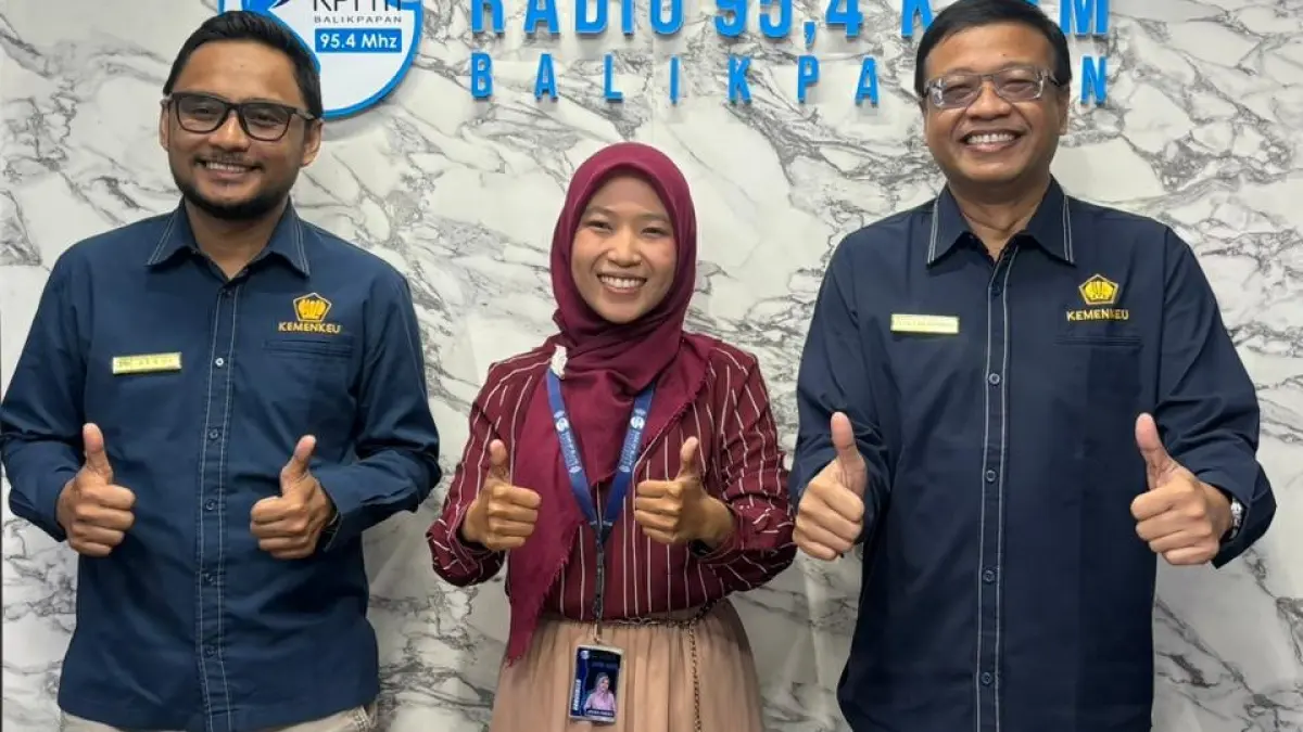 Teddy Heriyanto (kanan) saat talk show bersama Radio KPFM Balikpapan.