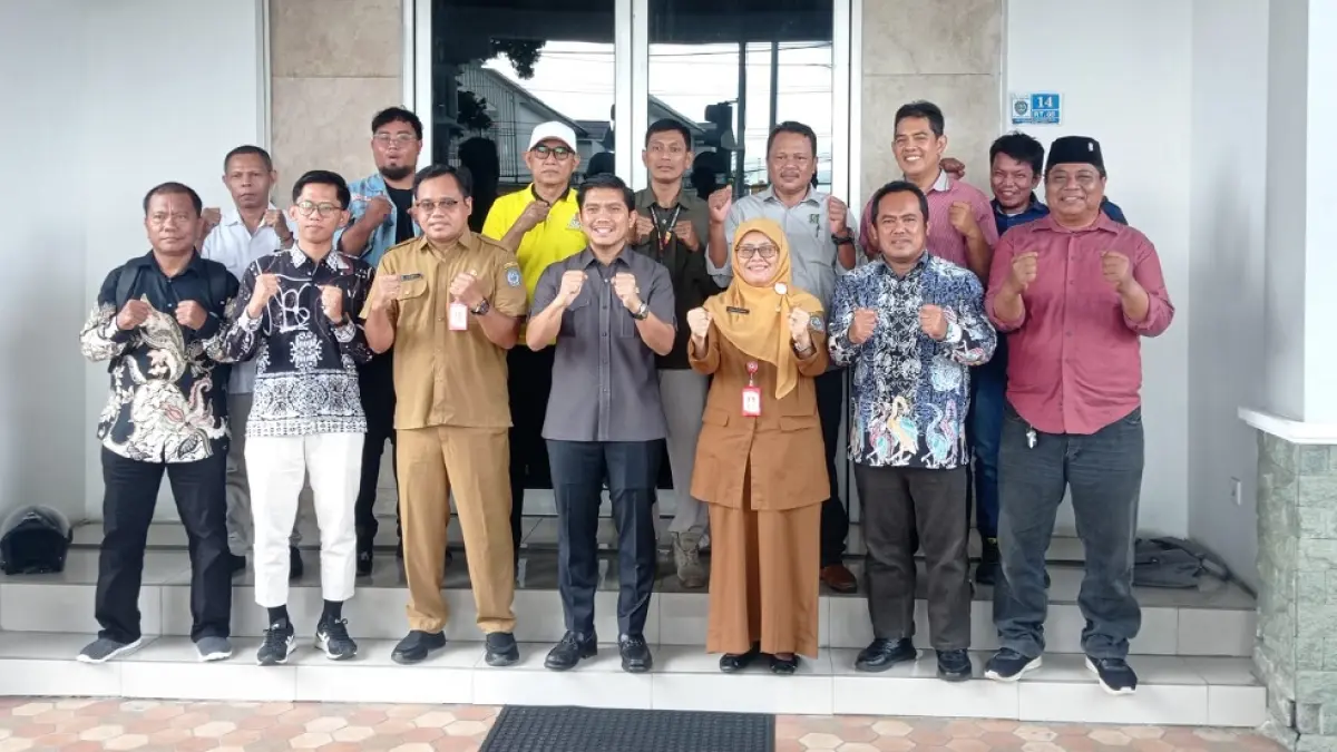 TERIMA LAPORAN: Ketua DPRD Bontang Andi Faizal Sofyan Hasdam bersama seluruh ketua dan bendahara parpol yang duduk di parlemen Bontang mendapatkan laporan hasil pemeriksaan dari BPK. ADIEL KUNDHARA/KP