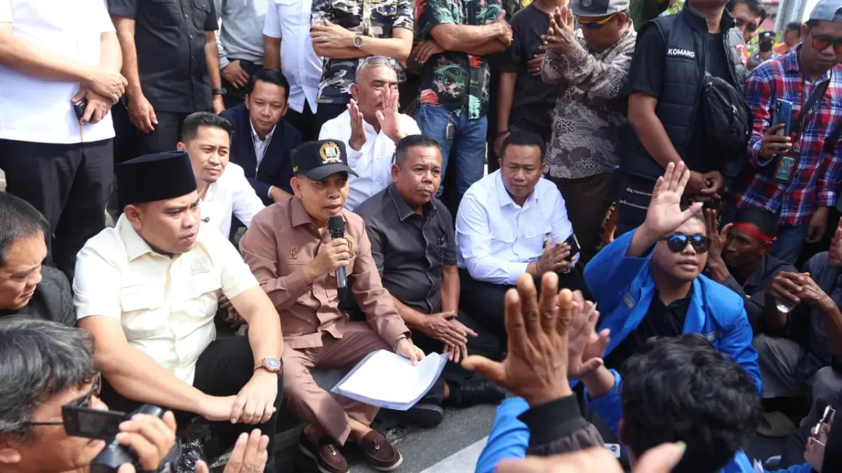 TERIMA PENDEMO: Ketua DPRD Balikpapan Alwi Al Qadri menerima aspirasi dari PMII dan sopir truk terkait kelangkaan solar subsidi di Balikpapan, Senin (4/5/2026). (FOTO: ANGGI PRADITHA/KP)