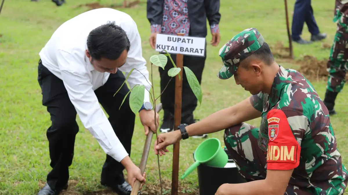 UNTUK BUMI: Bupati Kubar Frederick Edwin (kiri) menanam pohon bersama Dandim 0912/Kubar, Letkol Inf Doni Fransisco (kanan).