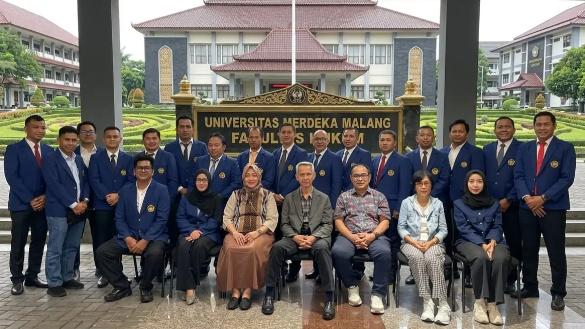 ABADIKAN : Ir Eko Saputra (duduk, paling kiri) dan mahasiswa calon magister lainnya bersama para dosen serta guru besar Unmer Malang. (AKBAR/KP)