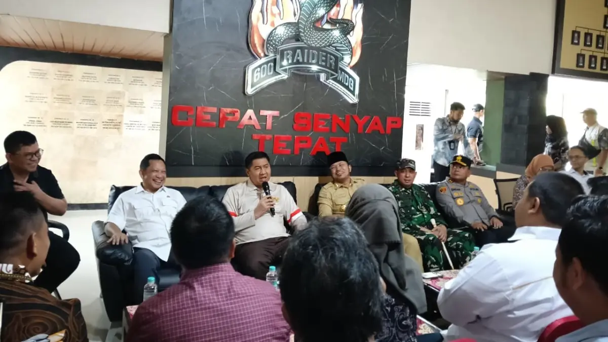 BAHAS KENDALA: Apersi Kaltim saat bertemu Menteri PKP Maruar Sirait membahas kendala program 3 juta rumah, Selasa (5/5). (DINA ANGELINA/KP)