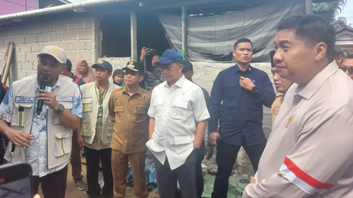 BAHAS PERCEPATAN: Menteri PKP Maruarar Sirait (kanan), Mendagri Tito Karnavian (tengah) saat membahas percepatan Program Bantuan Stimulan Perumahan Swadaya (BSPS) di Balikpapan, Selasa (5/5). (DINA ANGELINA/KP)