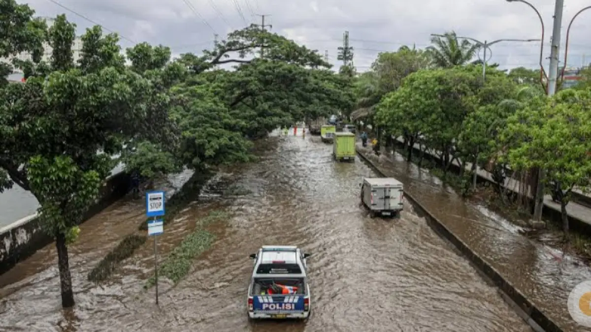 Banjir kembali  melanda Jakarta. Sebanyak 80 RT dilaporkan masih terendam air. (Foto Jawa Pos)