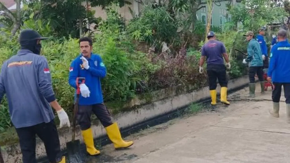 CEGAH BANJIR: Tim Panbers bentukan Dinas PUPRK Bontang melakukan normalisasi saluran drainase. (ADIEL KUNDHARA/KP)