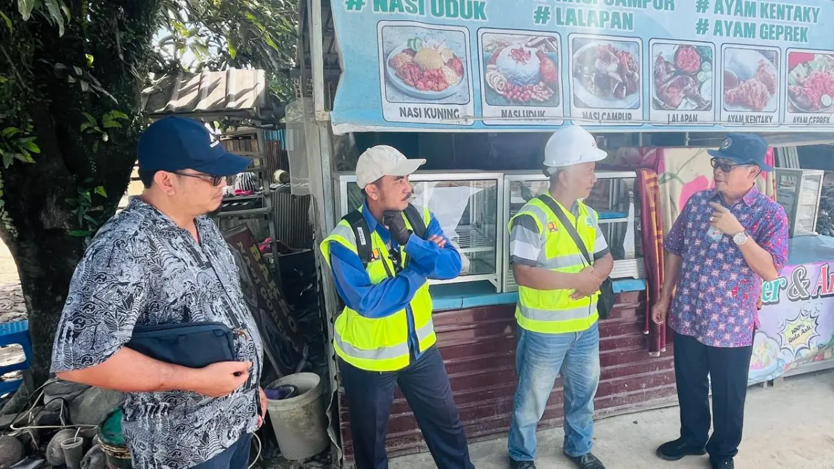 CEK LAPANGAN: Kadis PUPR Kubar, Philip (kanan) saat peninjauan lapangan kegiatan perbaikan ruas jalan nasional di kawasan UT Jengan Danum.