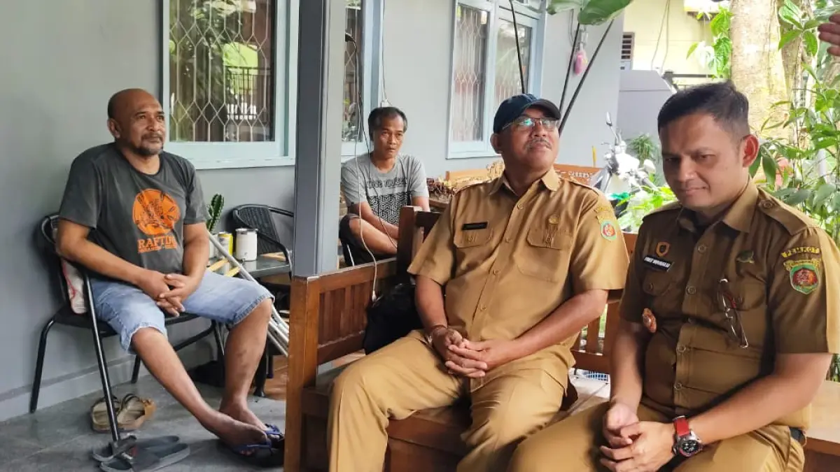 DUKUNG: Erhamsyah (kedua kanan) berbincang bersama Kepala Dishub Samarinda Hotmarulitua Manalu dalam aksi penertiban parkir kendaraan siswa sekolah di Jalan Wijaya Kusuma, Kecamatan Samarinda Ulu, Selasa (5/5). DENNY SAPUTRA/KP