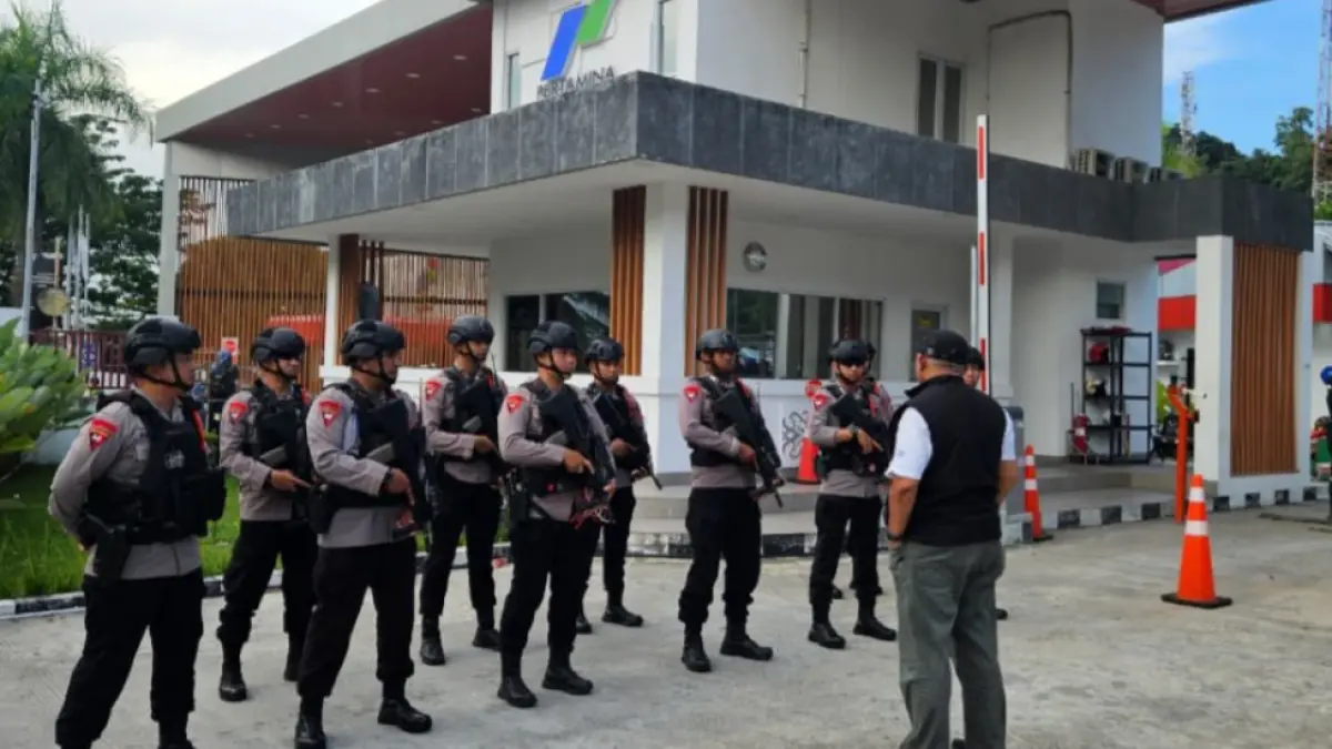 JAGA: Personel Gegana Satuan Brimob Polda Kaltim melakukan patroli dan penjagaan objek vital nasional.