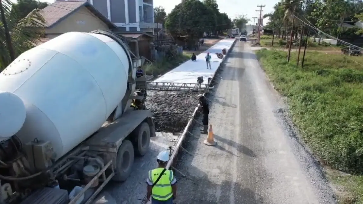 Pekerjaan rigid beton pada segmen 2 ruas Sp Belusuh–Mentiwan di kawasan Jengan Danum, Kecamatan Damai, Kutai Barat, terus dikebut untuk mendukung kelancaran jalur logistik.
