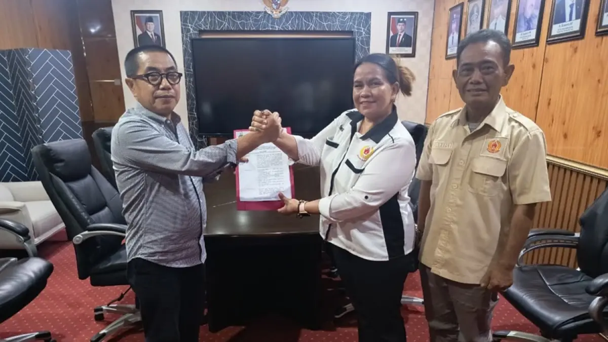 RESMI: Ketua KONI Kaltim Rusdiansyah Aras (kiri) menyerahkan SK Plt kepada Lidwina agar roda organisasi KONI Kukar tetap berjalan. IST/KP