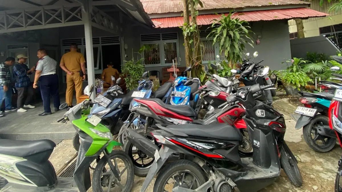 TAK SESUAI TEMPAT: Petugas Dishub menggembosi puluhan kendaraan yang dipakai siswa sekolah tingkat SMP-SMA yang diparkir di salah satu rumah warga di Jalan Wijaya Kusuma, Samarinda Ulu, dalam aksi pengawasan Selasa (5/5). DENNY SAPUTRA/KP