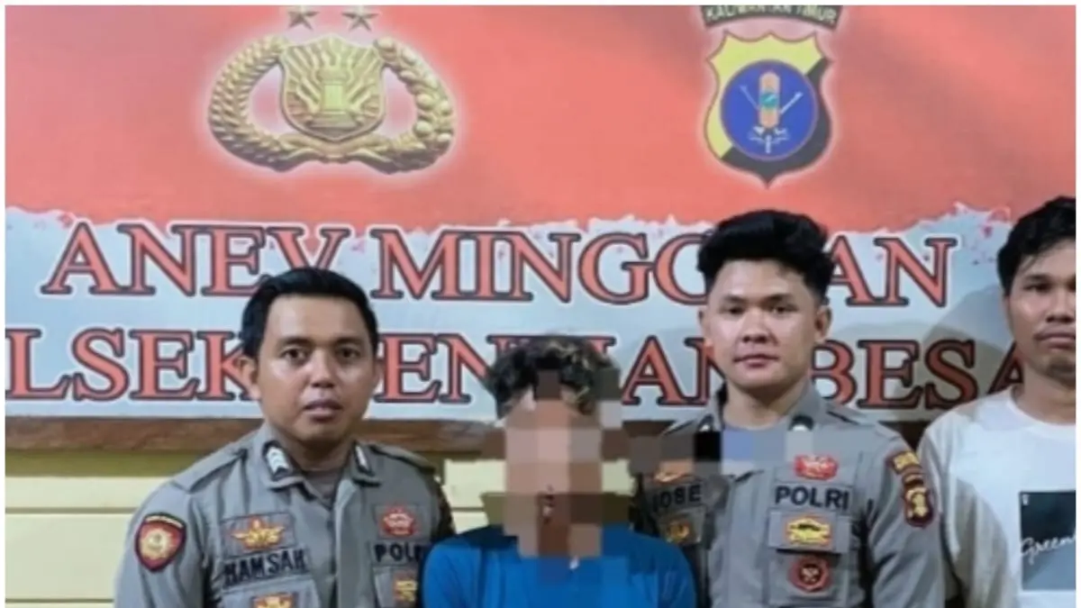Tersangka pengedar sabu berinisial S (28) saat diamankan jajaran Polsek Bentian Besar. Polisi menyita 13 paket sabu dari tangan tersangka.