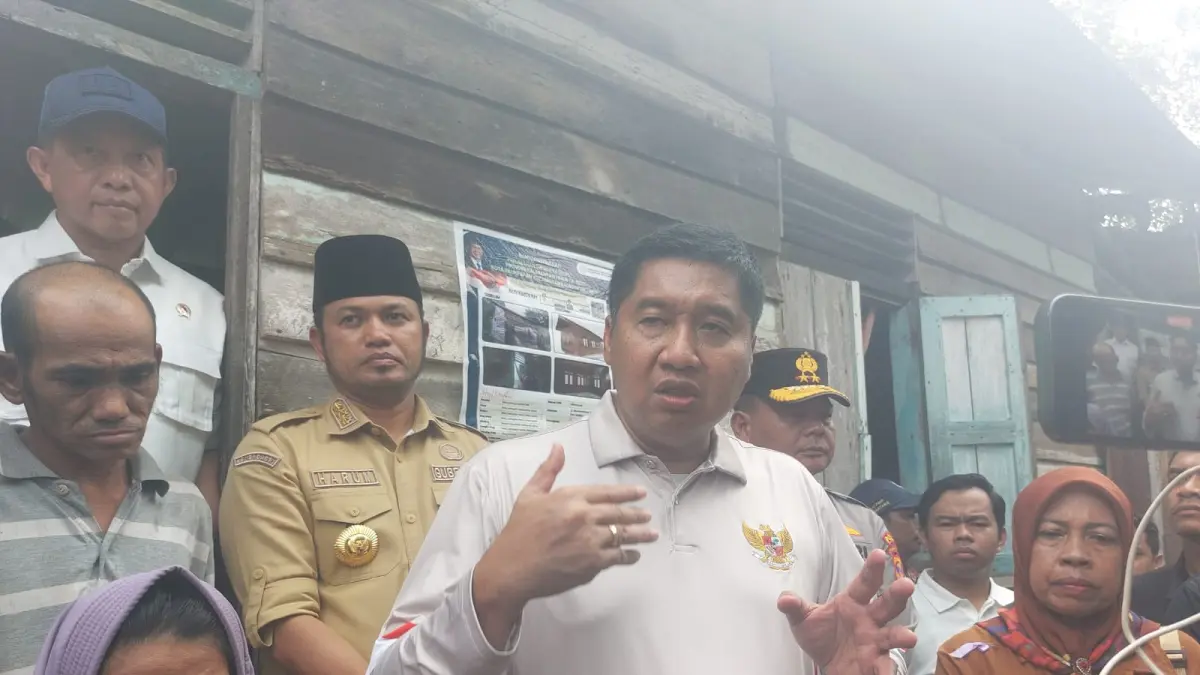 TINJAU RUMAH: Menteri Perumahan dan Kawasan Permukiman (PKP) Maruarar Sirait saat meninjau salah satu rumah penerima bantuan BSPS di Kelurahan Teritip, Balikpapan Timur, Selasa (5/5).