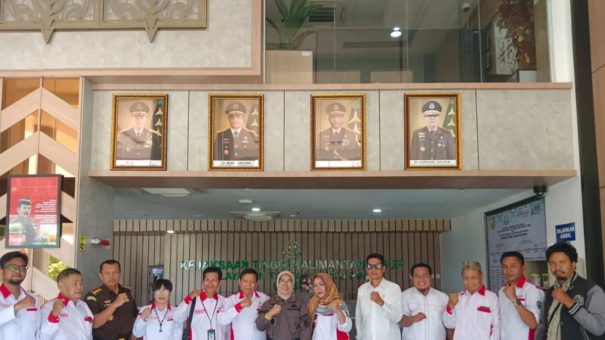AUDIENSI: Pengurus DPD Abpednas Kaltim bersama Wakajati Kaltim selepas audiensi di kantor Kejati Kaltim, Rabu (6/5).