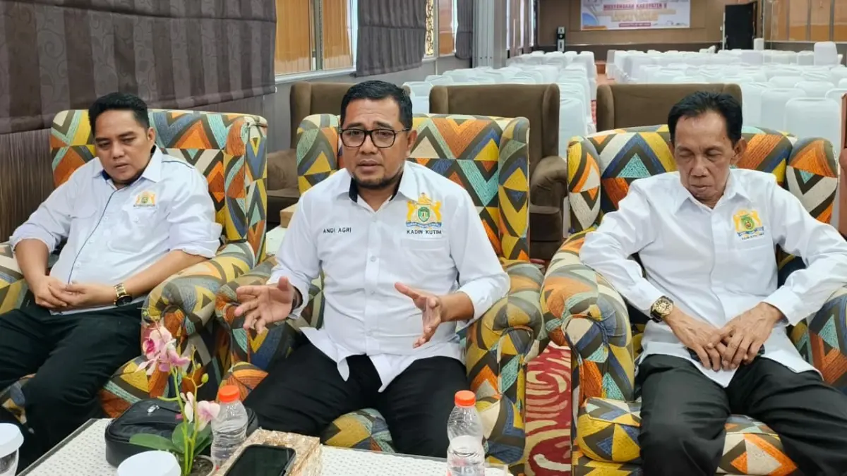 BERIKAN KETERANGAN: Anggota SC Mukab Kadin Kutim, Andi Agri (tengah), memberikan keterangan terkait penundaan pelaksanaan Mukab di Hotel Royal Victoria Sangatta, Rabu (6/5). (Jufriadi/KP)