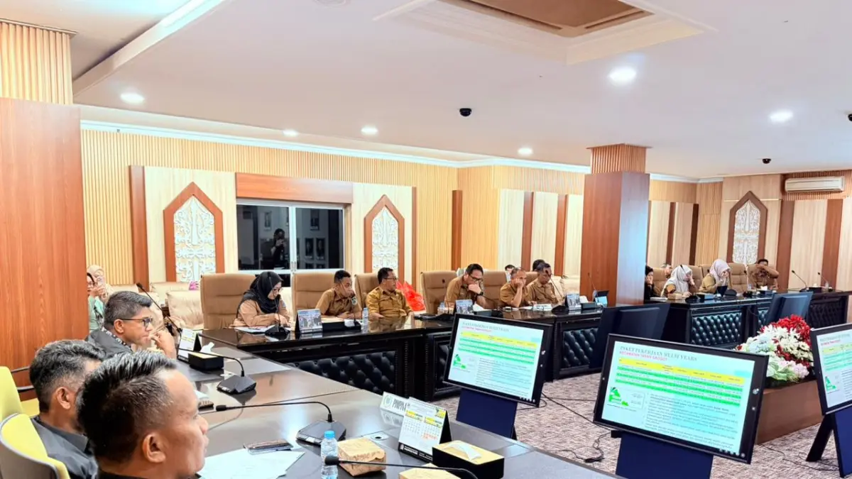 DIBAHAS: DPRD Paser kembali membahas raperda pembiayaan infrastruktur tahun jamak, Selasa (5/5). (NAJIB/KP)