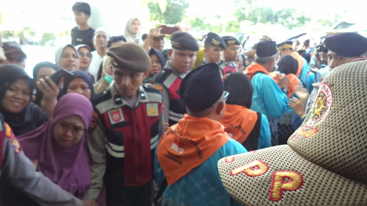 DIJAGA KETAT: Ribuan pengantar jamaah haji menunggu di pintu keluar aula lantai dasar Masjid Agung Al Ikhlas Islamic Center PPU dan dijaga ketat oleh aparat menuju bus yang membawa mereka ke Embarkasi Haji Balikpapan, Rabu (6/5/2026). (AHMAD MAKI/KP)