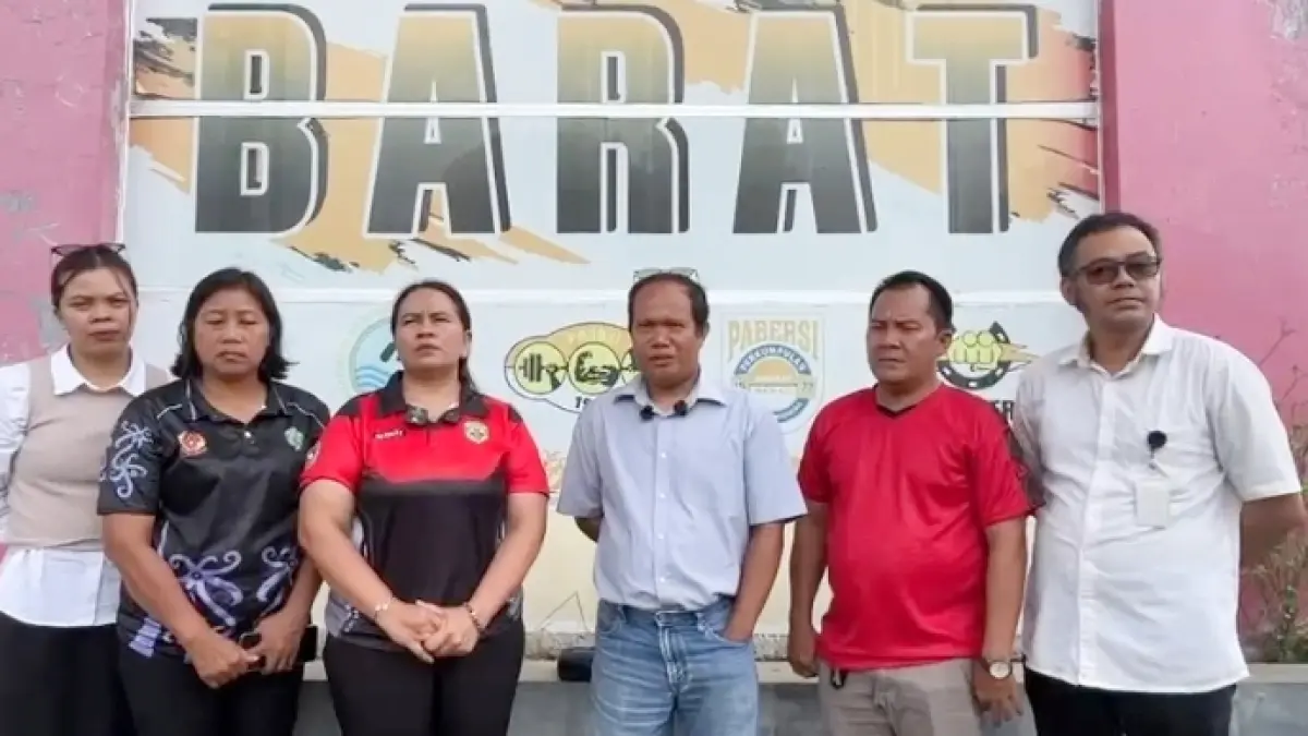 DIMULAI: Plt Ketua KONI, Lidwina (tiga kiri) dan Ketua TPP, Bernardus Tomy Pilli (tiga kiri) saat umumkan pembukaan pendaftaran. IST/KP