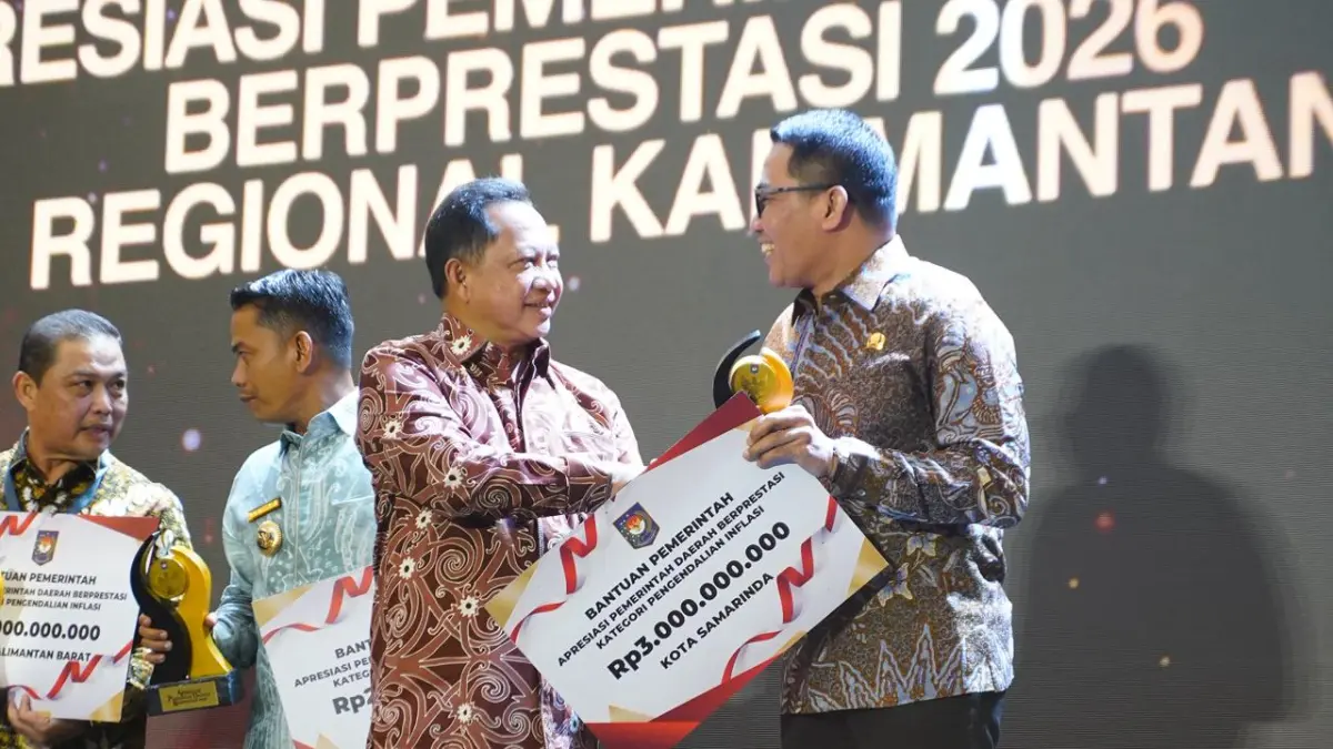DUKUNGAN: Andi Harun (kanan) menerima plakat penghargaan dari Mendagri RI Tito Karnavian dalam ajang malam Apresiasi Pemerintah Daerah Berprestasi 2026 regional Kalimantan di Balikpapan, Selasa (5/5).