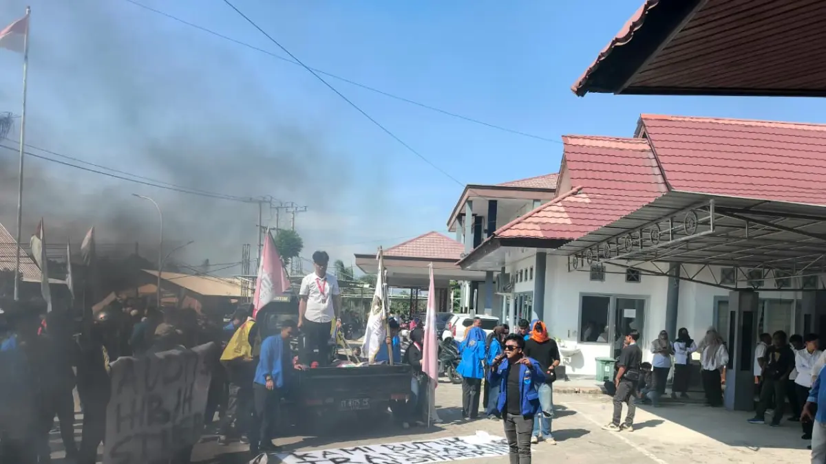 Massa dari Koalisi Darurat Pendidikan saat menyampaikan orasi di halaman Kantor Disdikbud Kutai Timur, Sangatta. (FOTO: JUFRIADI/KP