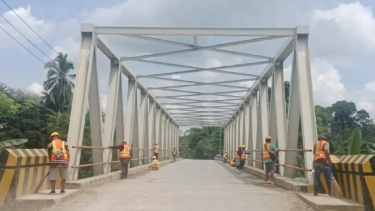 Pekerja melakukan pembersihan struktur baja Jembatan Sei Rumpa pada ruas Muara Muntai – Nayan – Blusuh, Kutai Barat.