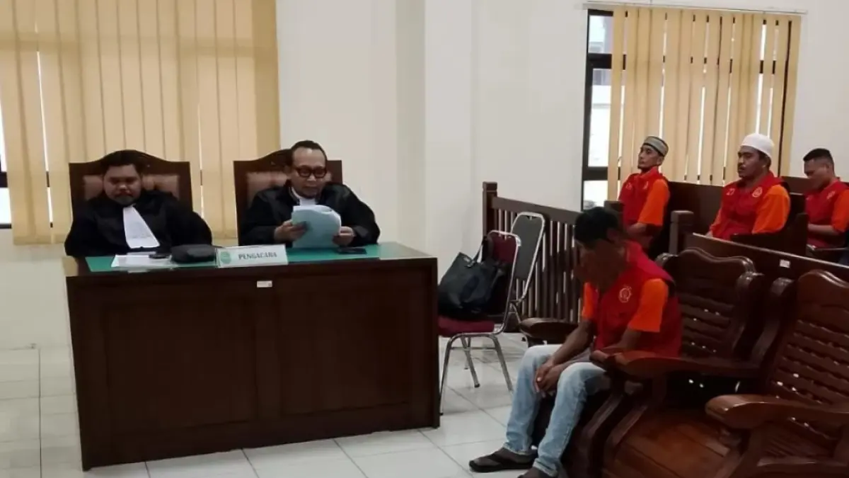 PENUNTUTAN: Terdakwa menjalani sidang penuntutan atas perkara penganiayaan.