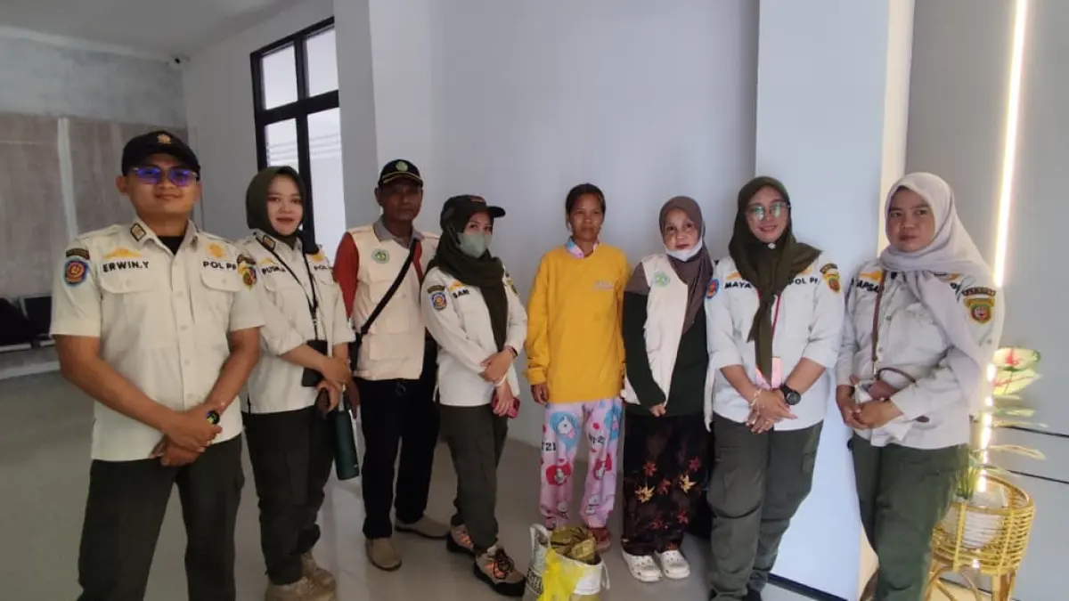 
PROSES: Tim BKO Samarinda Seberang Satpol PP Samarinda menyerahkan warga terlantar ke Dinas Sosial dan Pemberdayaan Masyarakat untuk mendapat penanganan lebih lanjut, Rabu (6/5).