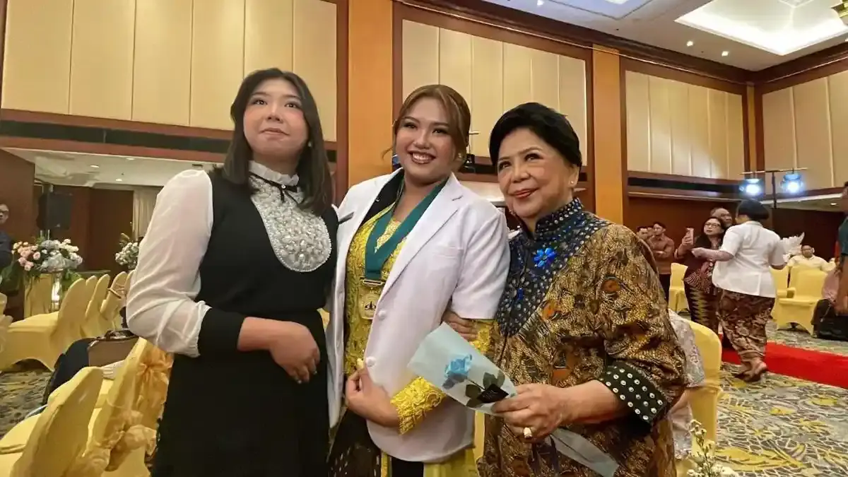 Putri sulung Ferdy Sambo, Trisha Eungelica Ardyadana Sambo, yang didampingi nenek dan adiknya.