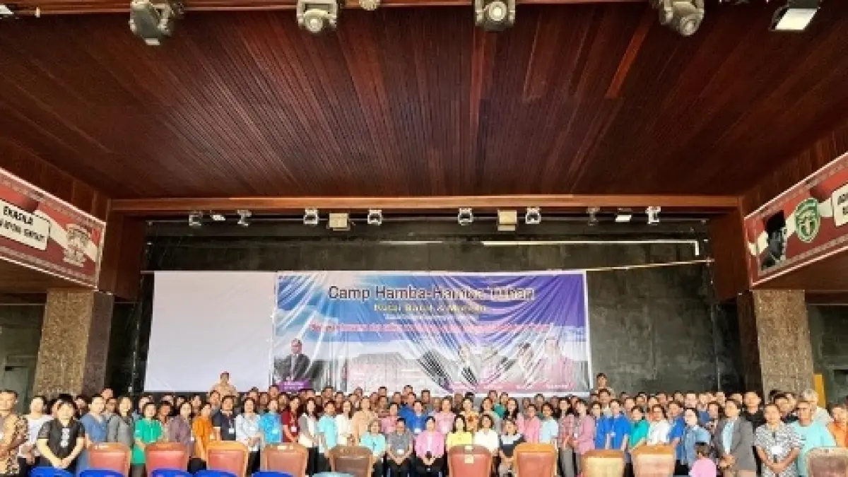 Ratusan peserta Camp Hamba-Hamba Tuhan berpose bersama pembicara.&nbsp;