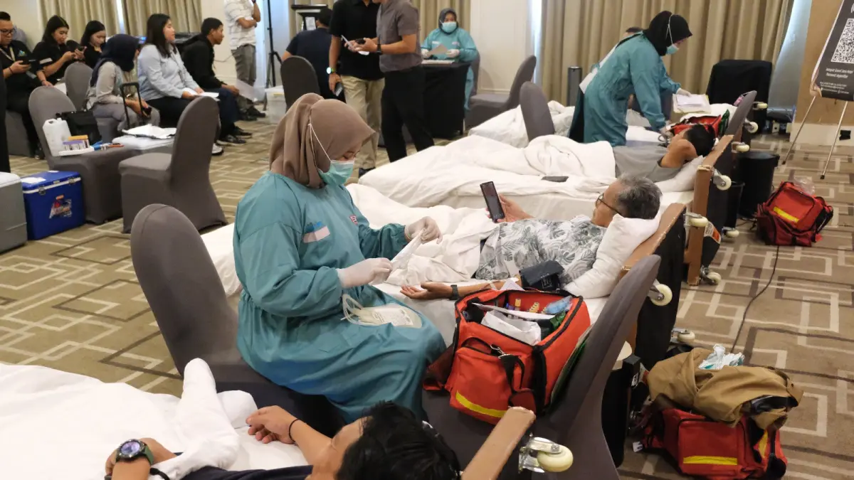 SETETES BEGITU BERARTI: Donor darah menjadi salah satu bagian dari rangkaian program Road to Anniversary Grand Jatra Hotel Balikpapan yang digelar pada Rabu (6/5).&nbsp;

&nbsp;