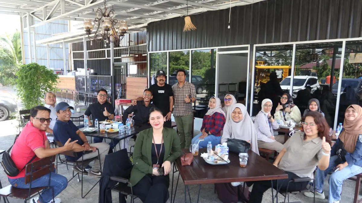 TAWARKAN KEPUASAN: Bambang Janu Isnoto (berdiri, kiri) menekuni dunia baru di Balikpapan dengan berkecimpung di bisnis kuliner. ANGGI/KP