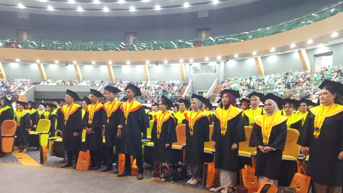 Wisudawan dan wisudawati ITKES WHS Samarinda saat mengikuti rangkaian prosesi wisuda di Plenary Hall Gelora Kadrie Oening Sempaja, Rabu 6 Mei 2026.