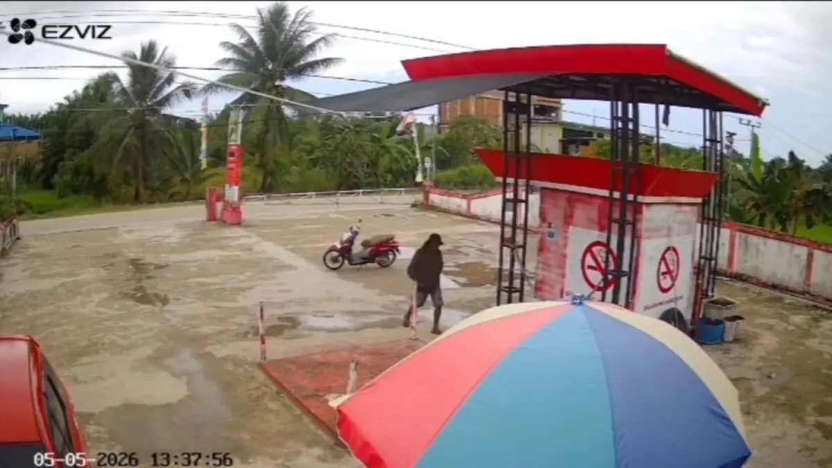 Aksi tersangka melakukan pencurian terekam CCTV. (foto: Ist)