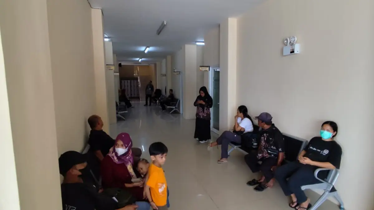AKTIF: Beberapa masyarakat mengantre si lorong Puskesmas Harapan Baru pada hari pertama pelayanan pindah ke gedung baru di Jalan Cipto Mangukusumo Kecamatan Loa Janan Ilir, Kamis (7/5).