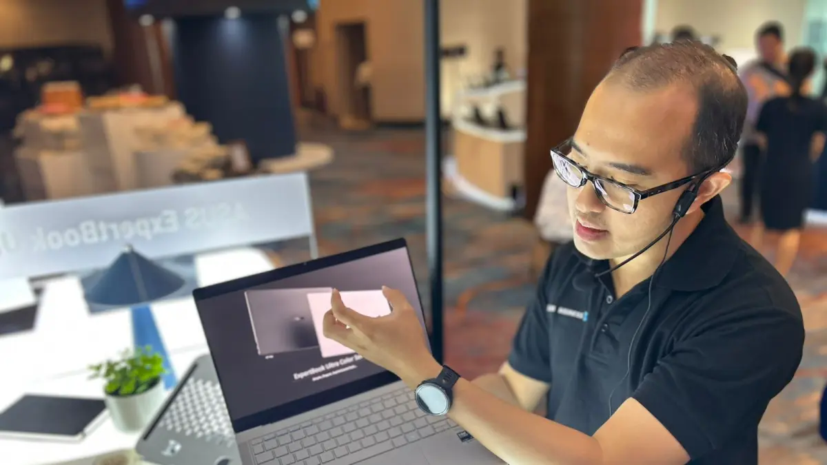 ASUS ExpertBook Ultra, laptop bisnis berbasis AI dengan desain ultra-ringan, performa tinggi, dan fitur keamanan untuk profesional modern.