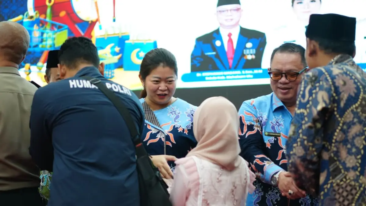 Bupati Mahulu bersalam-salaman dengan umat muslim yang hadir dalam acara Halal Bihalal di Ballroom Lantai 3 Kantor Bupati, Kamis (7/5). (JODY KRISTIANTO/KP)

&nbsp;